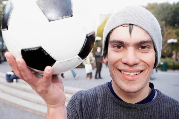 頭にボールを持った若い男の肖像画 — ストック写真