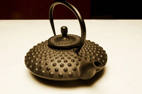 Чайник Чайником Белом Фоне — стоковое фото