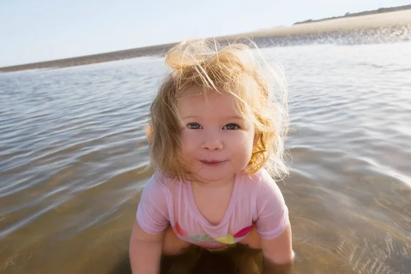 Petite Fille Sur Plage — Photo