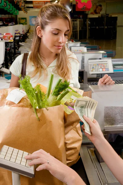 Young Woman Buying Food Supermarket — Stock Photo, Image