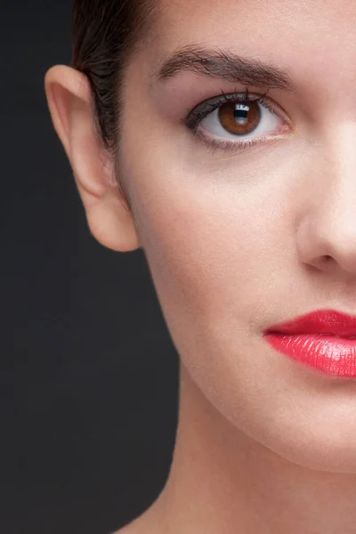 Närbild Porträtt Vacker Kvinna Med Röda Läppar Svart Bakgrund — Stockfoto
