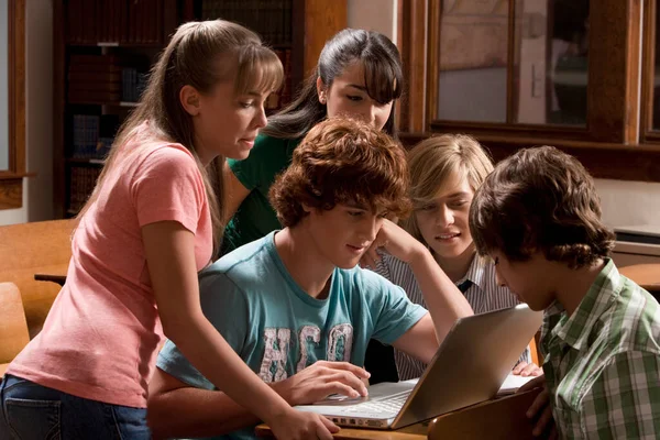 Groupe Étudiants Assis Table Dans Salle — Photo