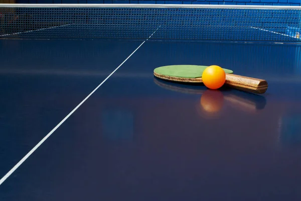 青い背景のテニスボール — ストック写真
