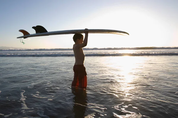 Donna Con Tavola Surf Sulla Spiaggia — Foto Stock