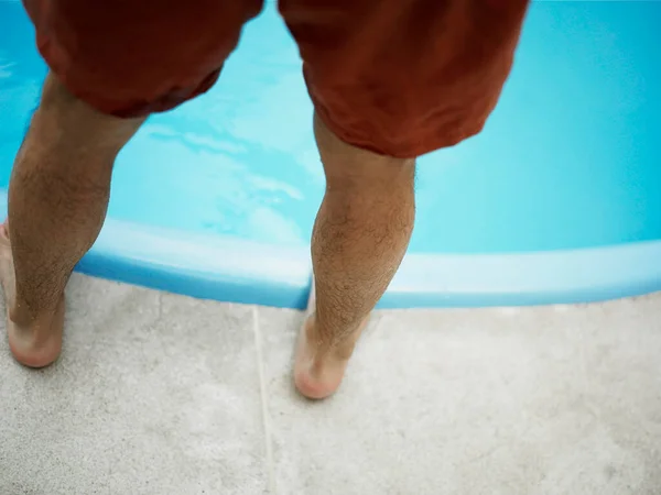 Mannen Simmar Poolen — Stockfoto