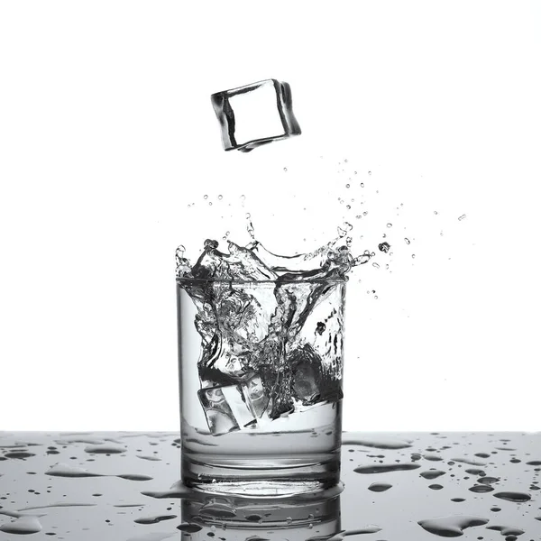 Spritzwasser Glas Mit Wasser Oder Alkohol Mit Spritzern Aus Fallenden — Stockfoto