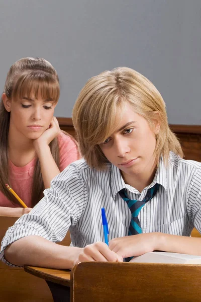 Zwei Mädchen Sitzen Tisch Und Lesen Ein Buch — Stockfoto