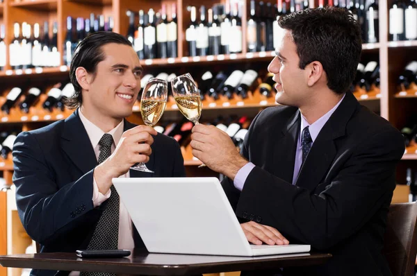 Två Unga Manliga Bartender Glas Med Vin Och Glas Champagne — Stockfoto