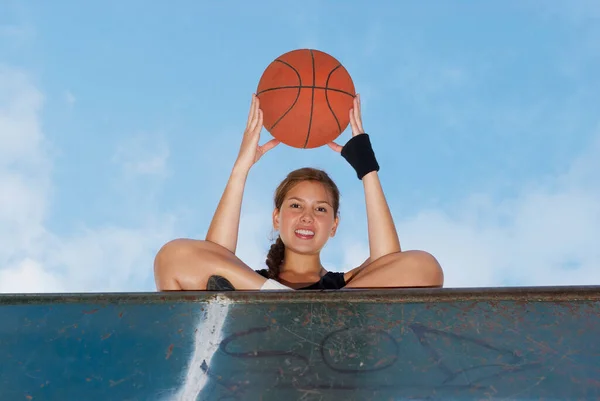 Mujer Joven Jugando Baloncesto Playa — Foto de Stock