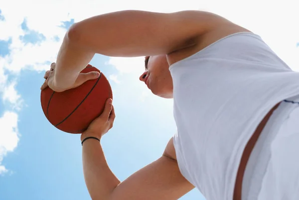 Jovem Com Bola Basquete Praia — Fotografia de Stock