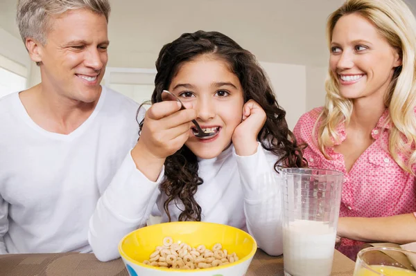 Retrato Familia Feliz Desayunando Juntos Casa — Foto de Stock