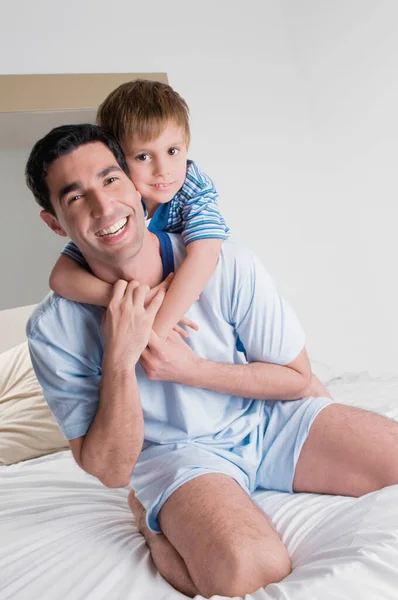 Padre Figlio Sdraiati Sul Letto Casa — Foto Stock