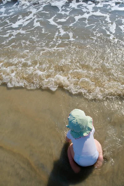 Une Fille Dans Chapeau Est Assis Sur Plage — Photo