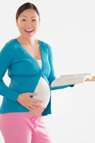 Mujer Embarazada Con Libro —  Fotos de Stock