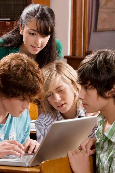 Grupo Estudantes Que Estudam Juntos Biblioteca — Fotografia de Stock