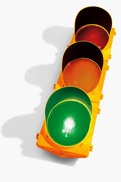 黄色背景的绿色交通锥 — 图库照片