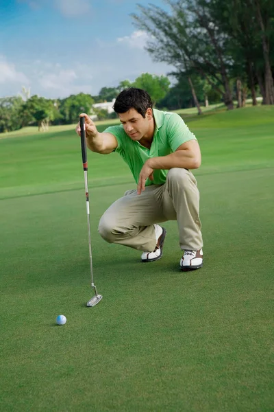 在绿草上打高尔夫的人 — 图库照片
