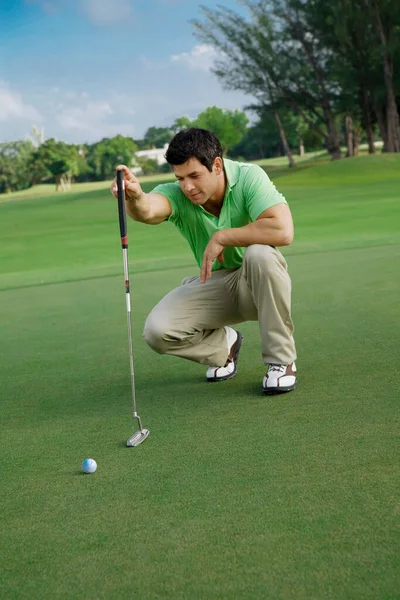 Man Golfen Een Groen Gras — Stockfoto