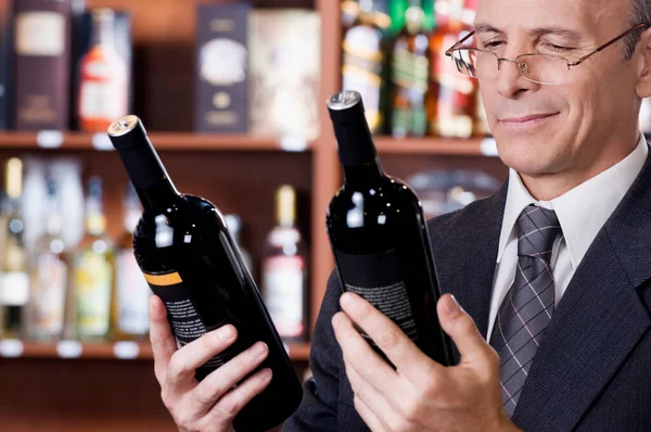 Homme Avec Une Bouteille Vin Arrière Plan — Photo