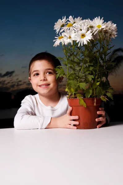 Potret Seorang Gadis Kecil Yang Lucu Dengan Karangan Bunga — Stok Foto