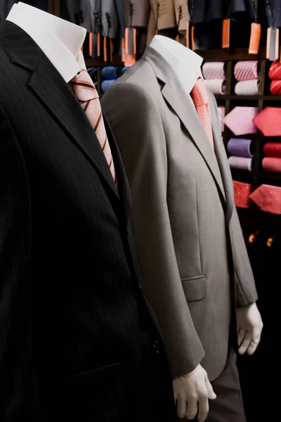 Мода Вибірковий Фокус Чоловік Костюмі Піджак Вішалках Магазині — стокове фото