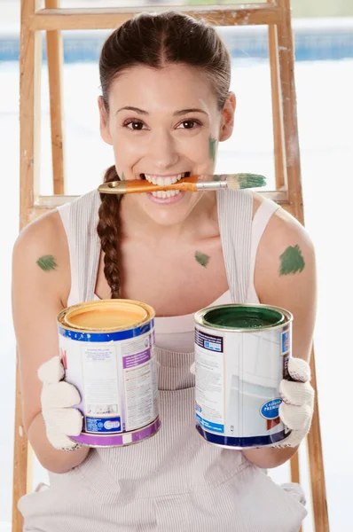 Jovem Mulher Pintando Uma Escada — Fotografia de Stock