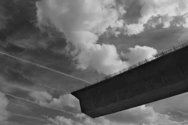 Nuvole Bianche Nere Nel Cielo — Foto Stock