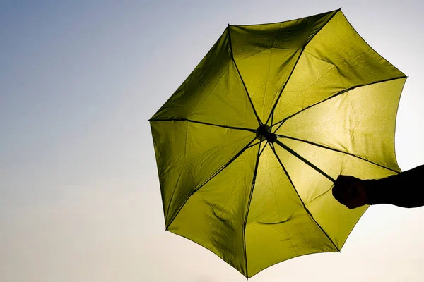 Sárga Esernyő Strandon — Stock Fotó