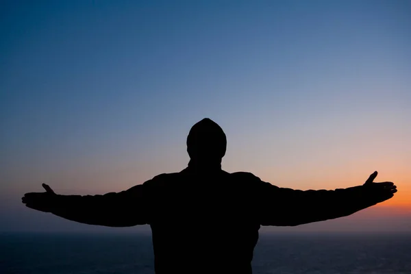 Silhouet Van Mens Met Uitgestrekte Armen Het Strand — Stockfoto