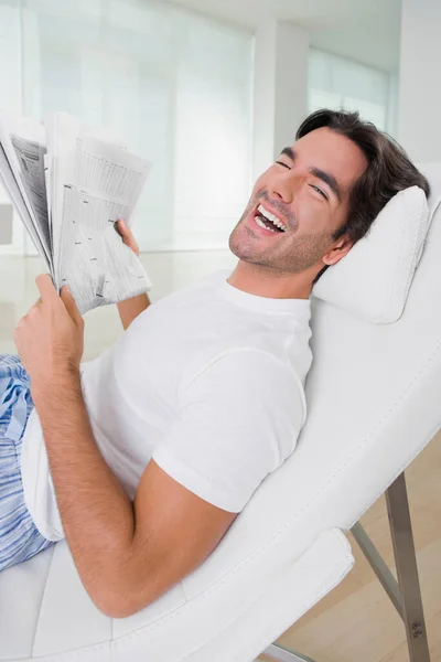 Mladý Muž Čtení Novin Obývacím Pokoji — Stock fotografie