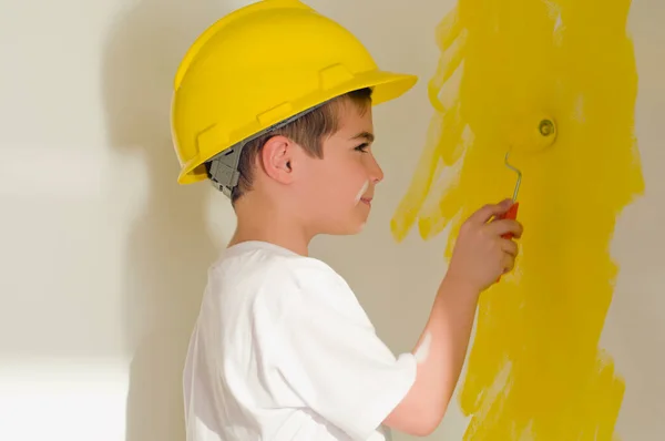 Menino Com Capacete Branco Chapéu Amarelo — Fotografia de Stock