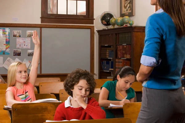 Lerares Vrouwelijke Studenten Die Klas Studeren — Stockfoto