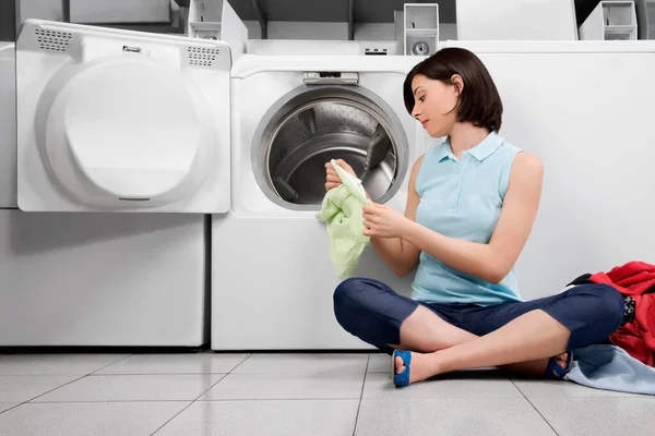 Ung Kvinna Med Tvätt Och Tvättmaskin Köket — Stockfoto