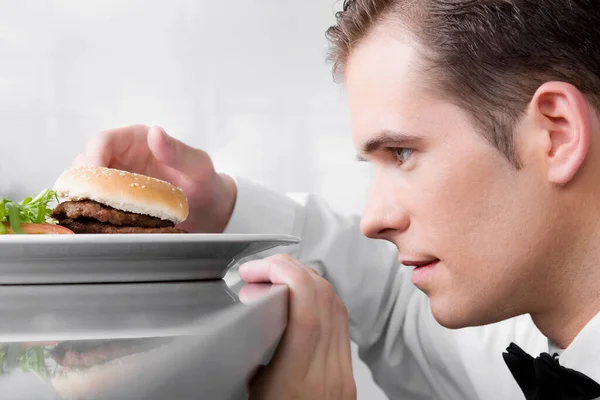 Człowiek Jedzenie Hamburgera Hamburgerem Warzywami — Zdjęcie stockowe