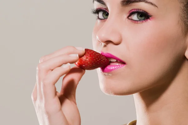 美丽的年轻女子 健康地吃草莓 — 图库照片