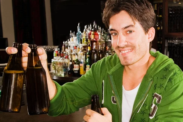 Homme Avec Des Bouteilles Bière Dans Bar — Photo