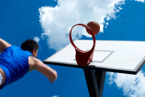 Man Som Håller Boll Och Basket Bakgrunden Himlen — Stockfoto