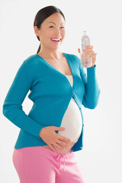 Młoda Kobieta Ciąży Butelką Wody Białym Tle — Zdjęcie stockowe