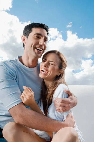 Young Couple Love Sitting Roof House — Stock Photo, Image