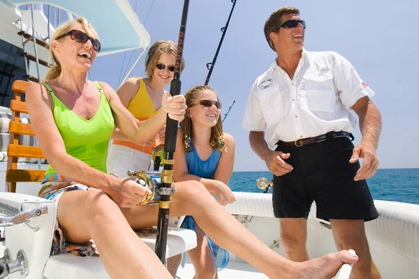 Grupp Glada Unga Kvinnor Med Segelbåt Yacht — Stockfoto