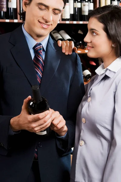 穿着西服的年轻夫妇拿着酒瓶 — 图库照片