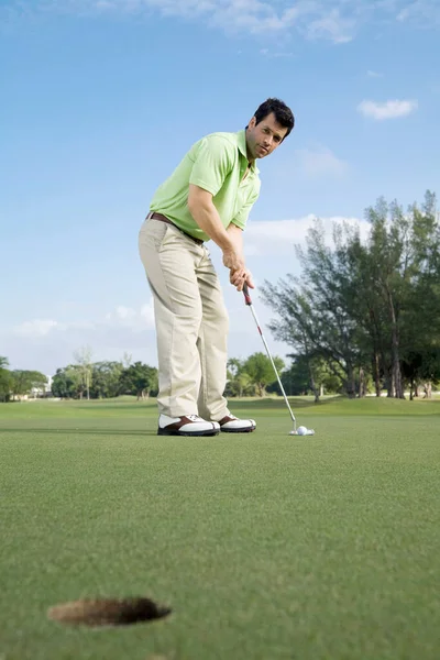 Golfista Com Uma Bola Fundo Grama Verde — Fotografia de Stock