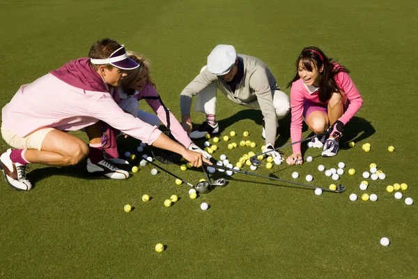 Grupo Jovens Que Jogam Golfe — Fotografia de Stock