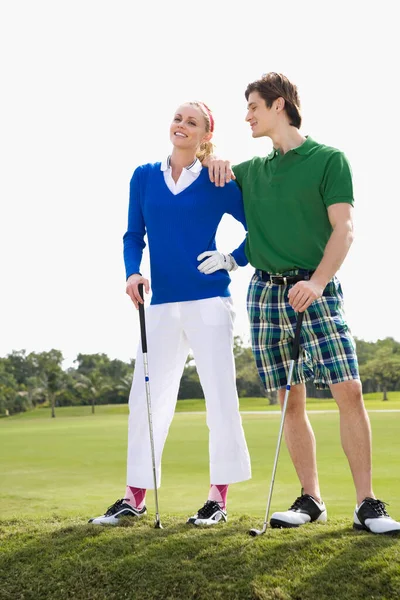 Retrato Jovem Casal Com Uma Bola Golfe — Fotografia de Stock