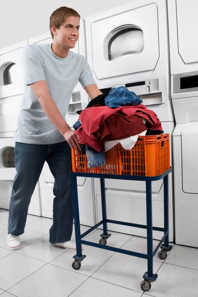 Πλυντήρια Πλυντήρια Νοικοκυριό Νοικοκυρά Άτομα Νοικοκυριό Νοικοκυρά Άντρας Σιδέρωμα Καθαρισμός — Φωτογραφία Αρχείου