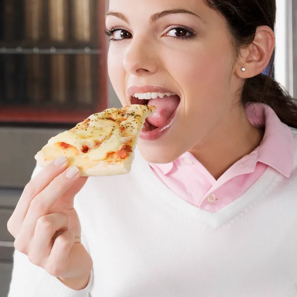 Jovem Mulher Comendo Pizza Casa — Fotografia de Stock