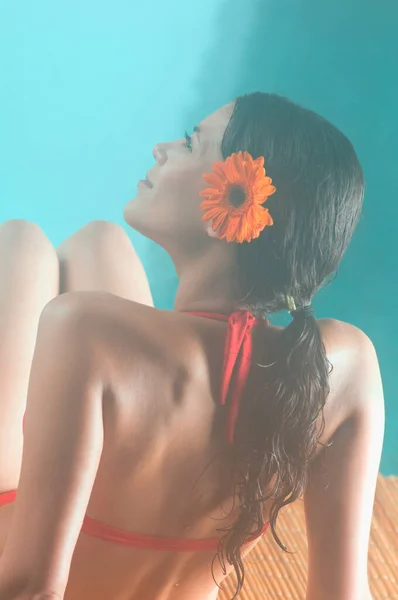 Vacker Ung Kvinna Med Blomma Havet — Stockfoto