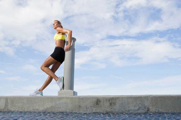 Young Woman Sportswear Running Beach — Stock Photo, Image