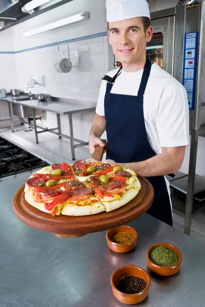 Szef Kuchni Pizzą Kuchni — Zdjęcie stockowe