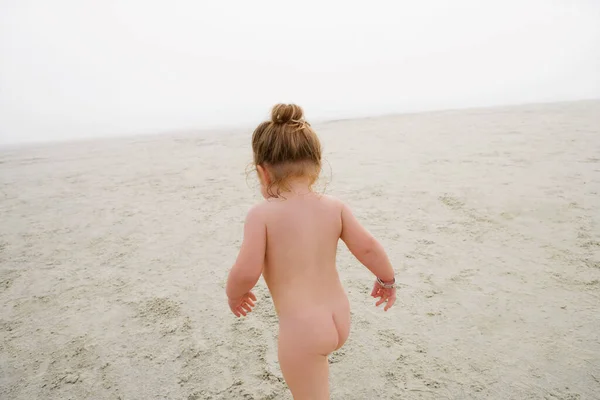 Bambina Costume Bianco Sulla Spiaggia — Foto Stock
